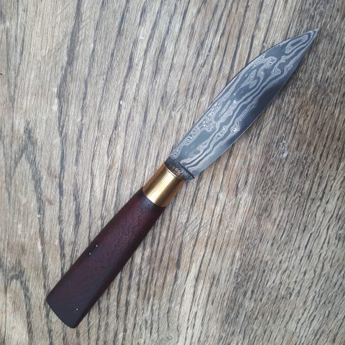 folder with a twisting swivel lock. sanmai damascus blade with filesteel core. Bruyere is the handle material, structured and inlayed with gold beads. the lock is of tombak.